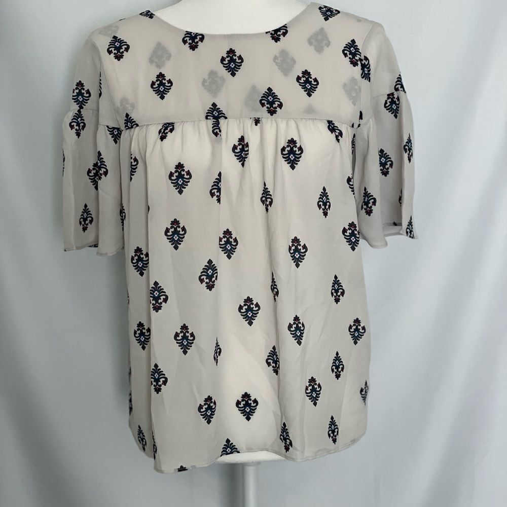 Loft Outlet NWT Gray w/Medallions Sheer Flutter Sleeve V & Bow detail Size XSP